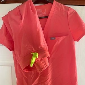 Figs Coral scrub set